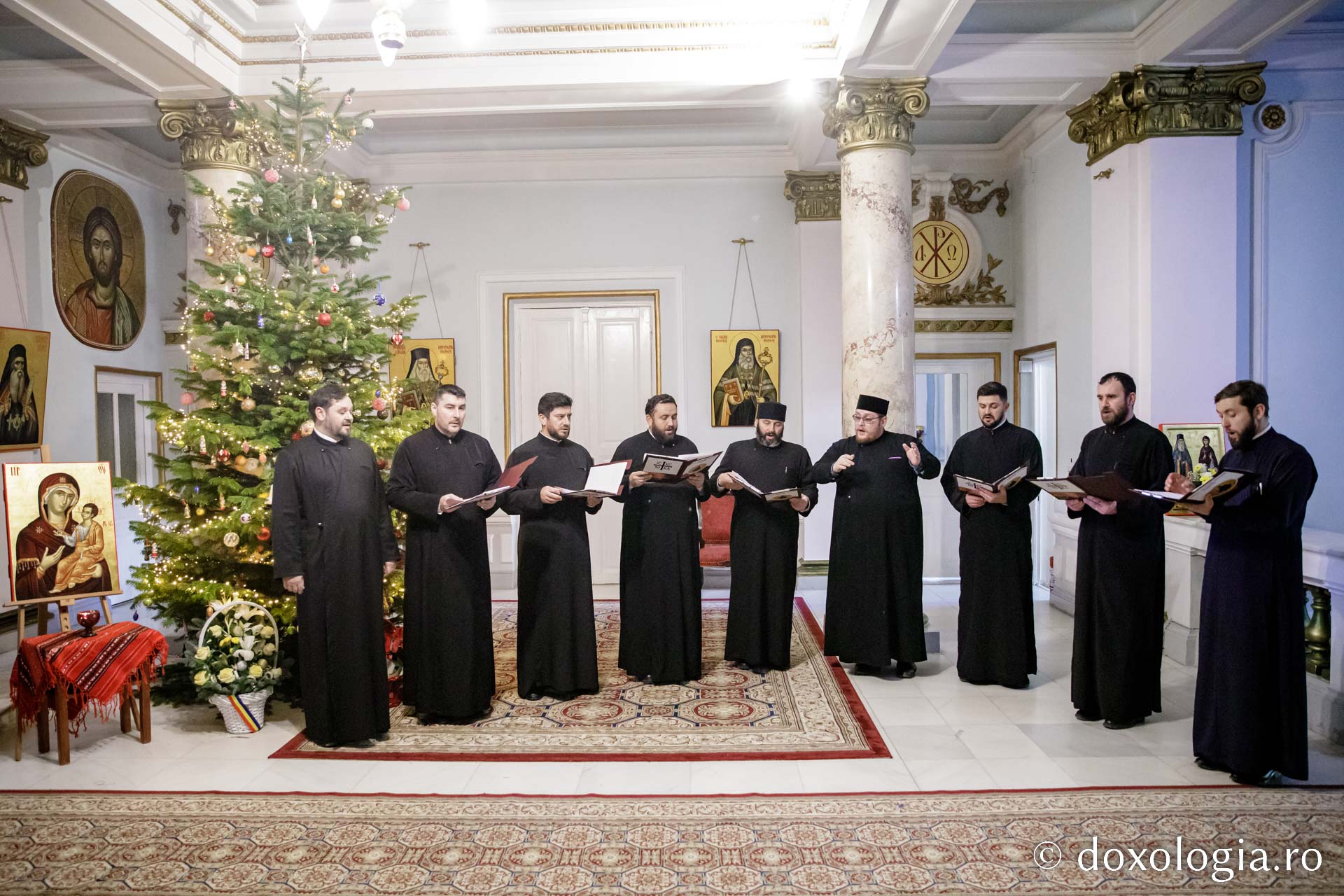 (Foto) Corul Preoților - Cerc pastoral Avrămeni – Colindători la Reședința Mitropolitană 2022