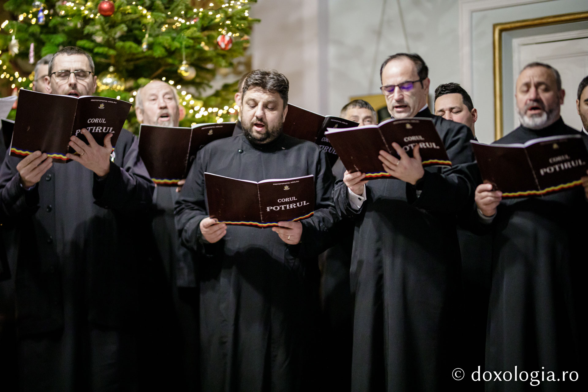 (Foto) Corul „Potirul”, Protopopiatul Hârlău – Colindători la Reședința Mitropolitană 2022