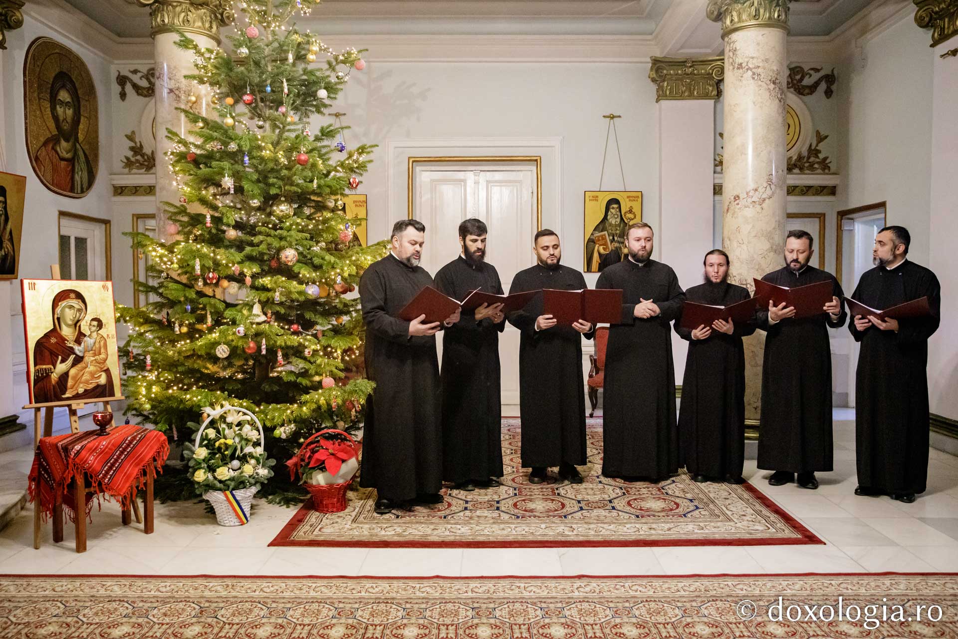 (Foto) Corul Visarion Puiu - Episcopia de Bălți – Colindători la Reședința Mitropolitană 2022