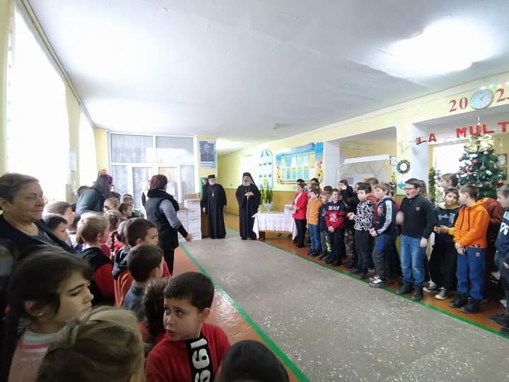 Daruri pentru copiii de la gimnaziul din Băhrinești-Florești