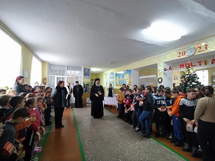 Daruri pentru copiii de la gimnaziul din Băhrinești-Florești