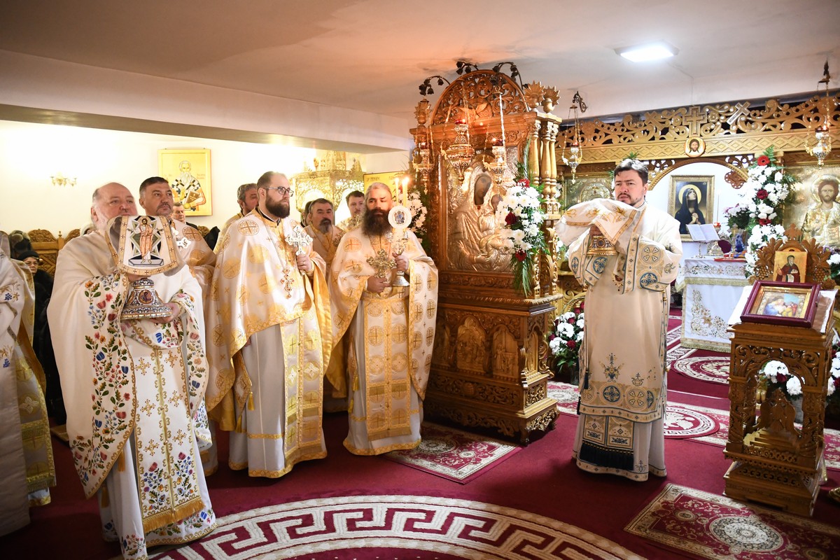 Hramul paraclisului Mănăstirii Hadâmbu, serbat prin Liturghie arhierească