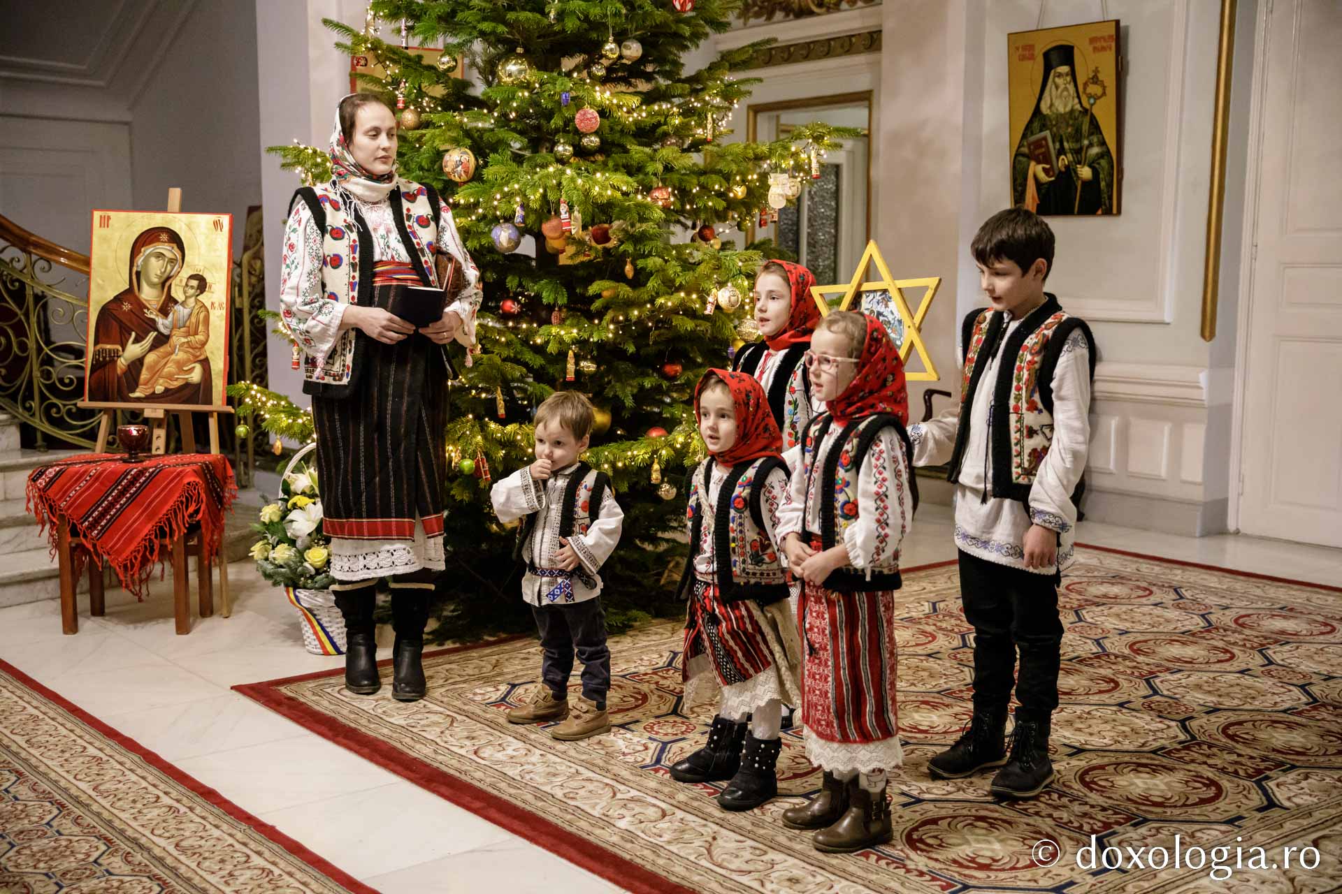 (Foto) Fam. pr. Istrate Mihail - Stănești – Colindători la Reședința Mitropolitană 2022