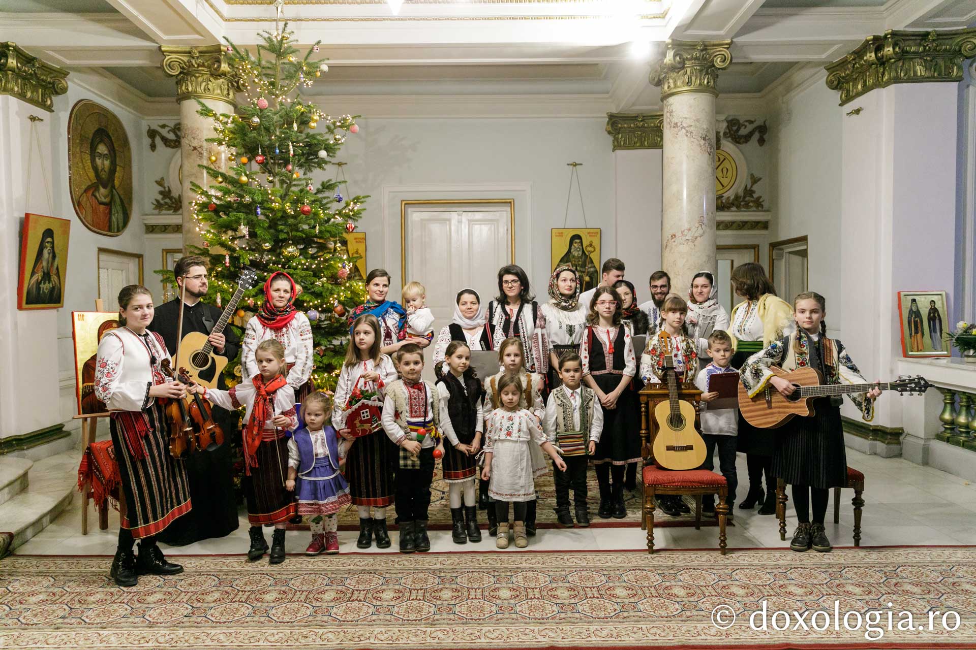 (Foto) Familiile diaconilor Catedralei Mitropolitane din Iași – Colindători la Reședința Mitropolitană 2022