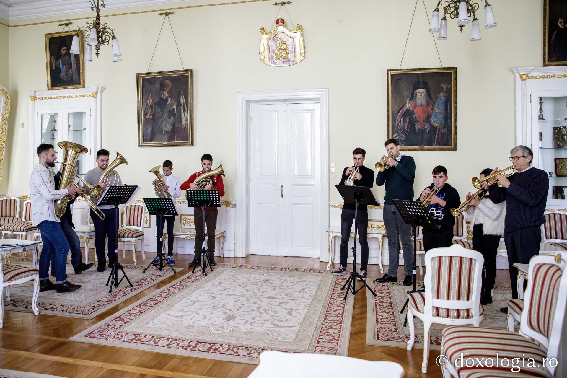 (Foto) Fanfara Perieni – Colindători la Reședința Mitropolitană 2022