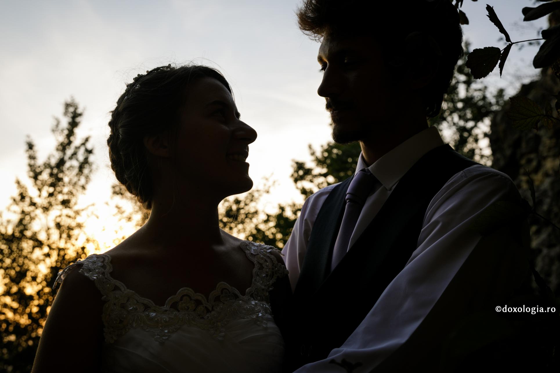 Familia ‒ dragoste, angajament și asumare / Foto: Oana Nechifor siluete bărbat și femeie