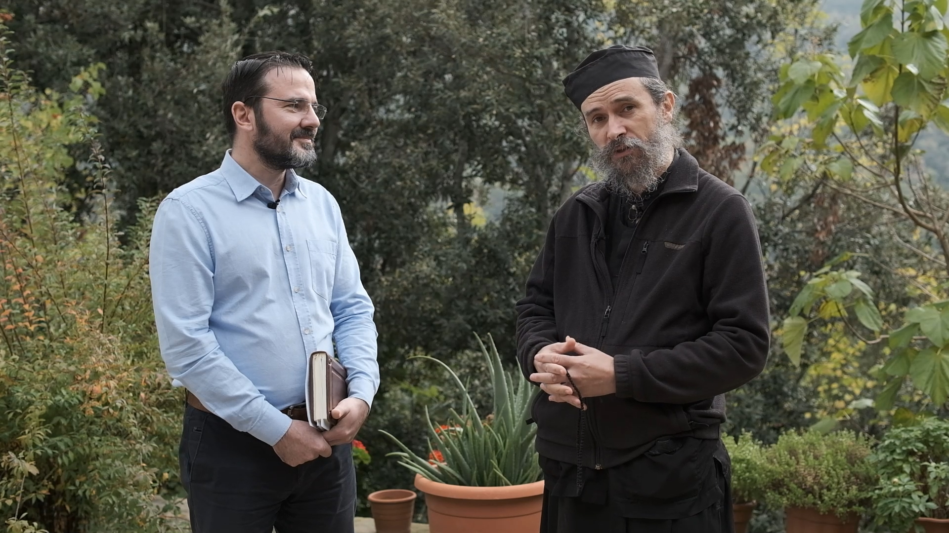 (Video) „Ferestre către suflet” de Crăciun, cu părintele Teologos (Muntele Athos) – „Nu uitaţi să iubiţi, fraţilor!”