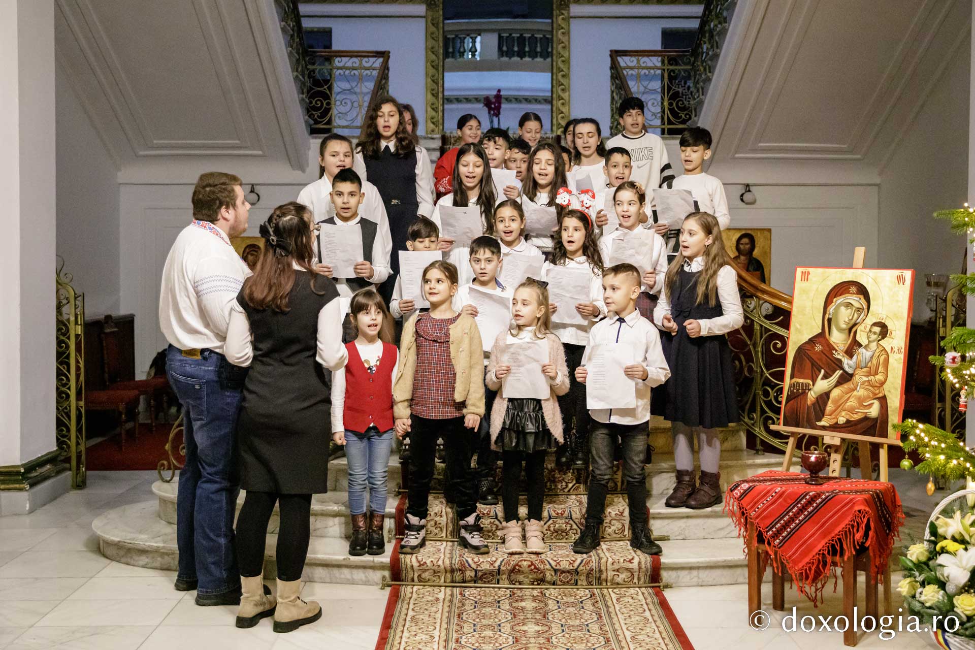 (Foto) Corul Sfântul Stelian, Centrul Sfânta Marina, Fundația Solidaritate și Speranță – Colindători la Reședința Mitropolitană 2022