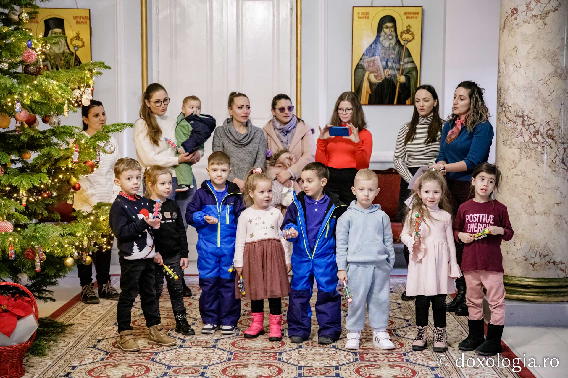 (Foto) Grădinița nr. 14 Iași – Colindători la Reședința Mitropolitană 2022