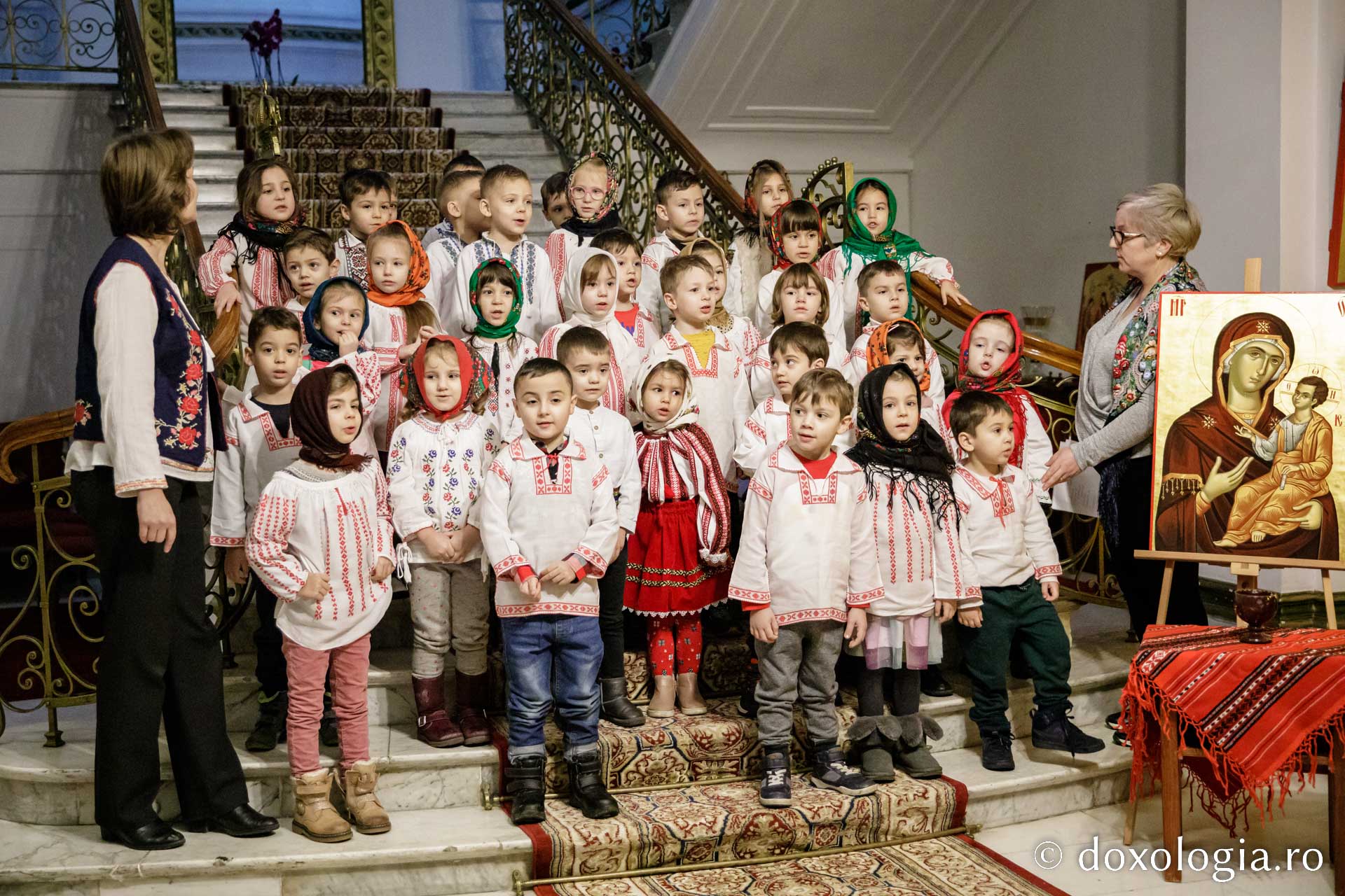 (Foto) Grădinița Sf. Parascheva Iași – Colindători la Reședința Mitropolitană 2022