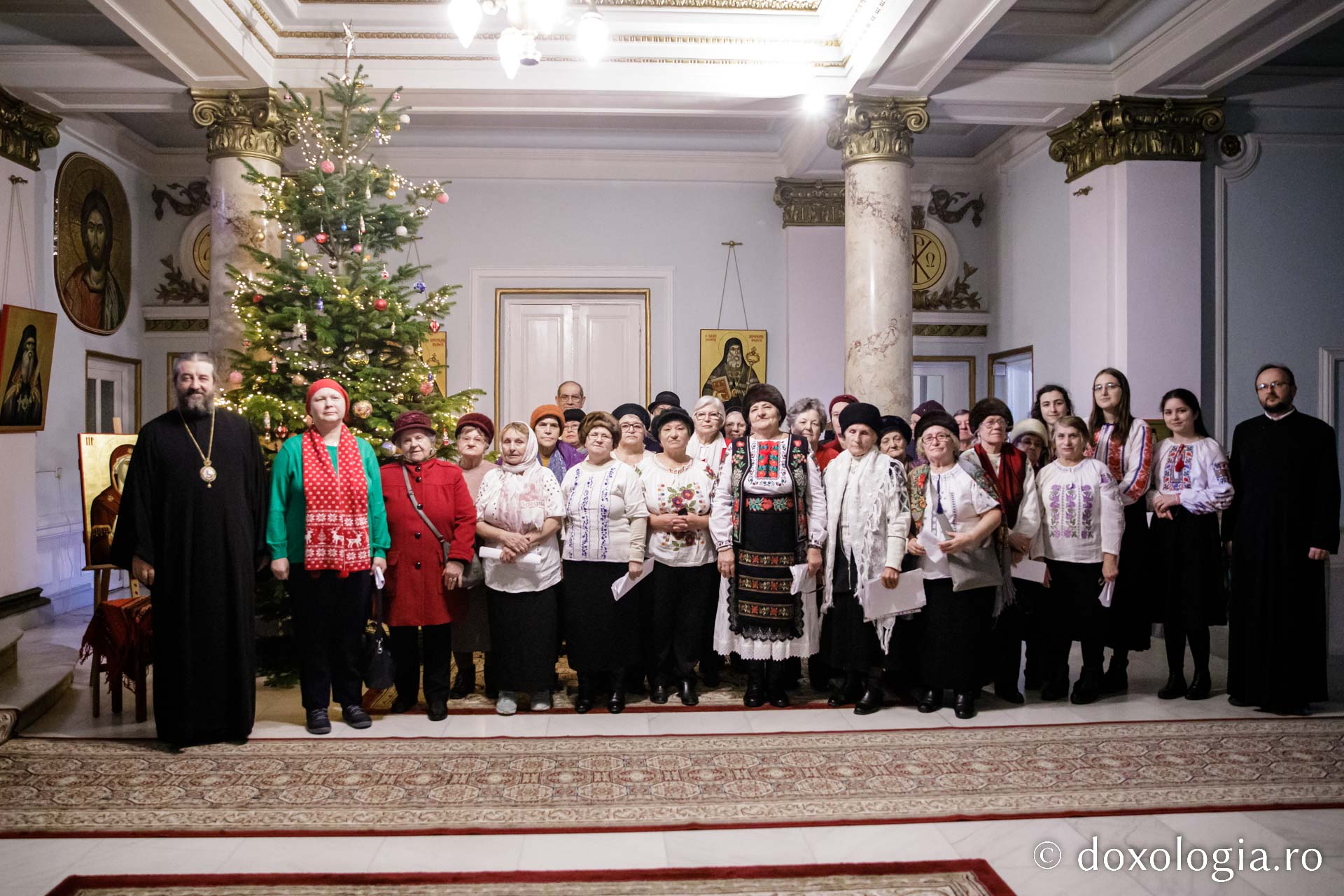 (Foto) Centrul de bătrâni din cadrul Fundației Solidaritate și Speranță Iași și Centrul de bătrâni din cadrul Parohiei Binecredinciosul Voievod Ștefan cel Mare și Sfânt din Iași - Colindători la Reședința Mitropolitană 2022