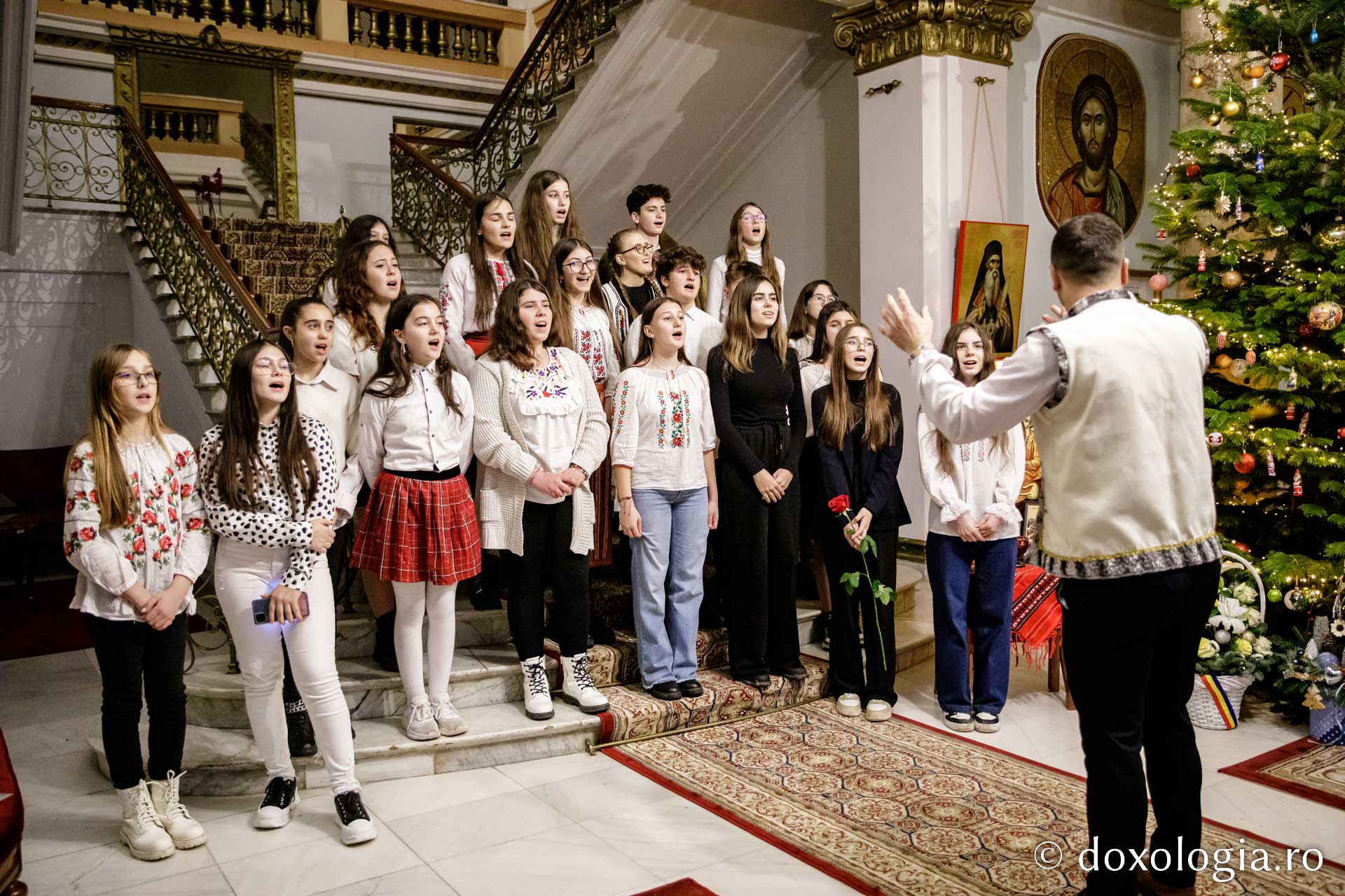 (Foto) Parohia Golăiești – Colindători la Reședința Mitropolitană 2022