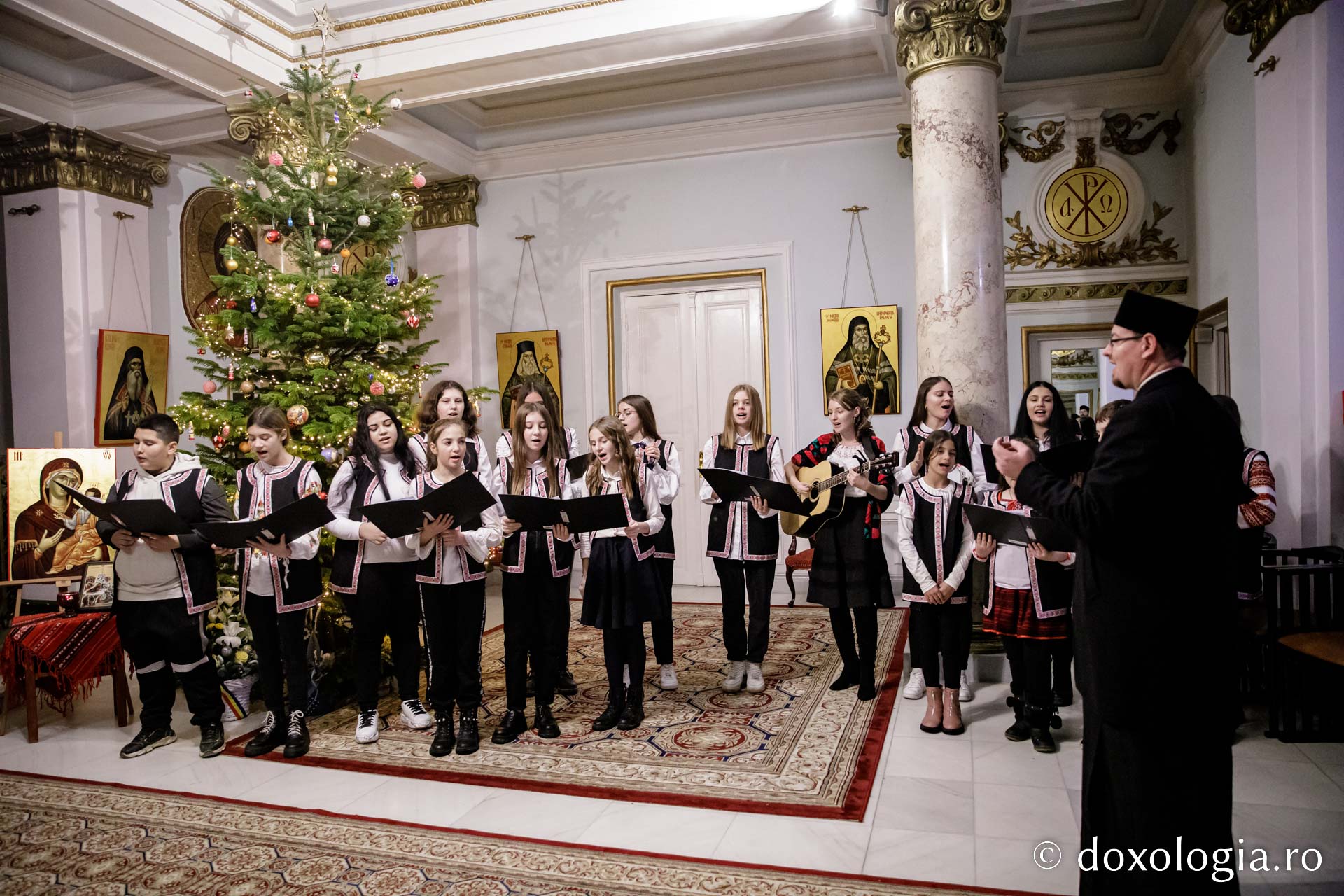 (Foto) Parohia Orzeni – Colindători la Reședința Mitropolitană 2022