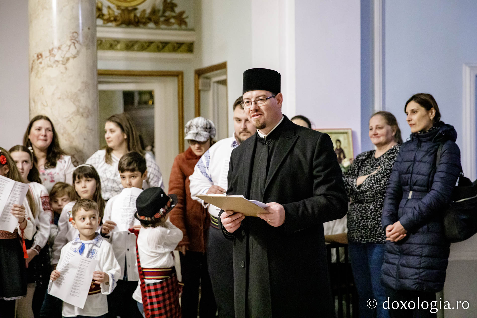 (Foto) Parohia „Sf. Împărați Constantin și Elena” Poitiers – Colindători la Reședința Mitropolitană 2022