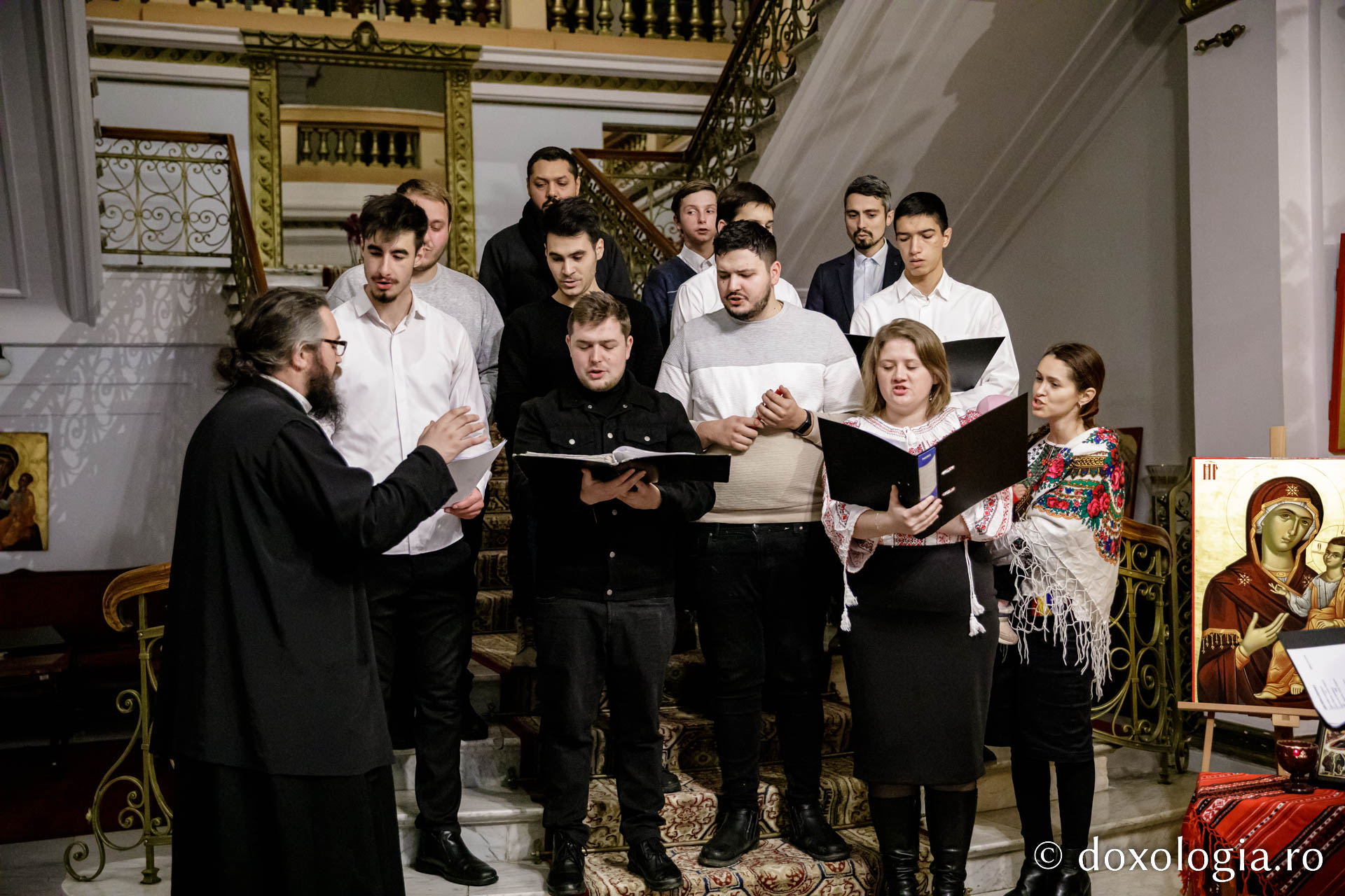 (Foto) Parohia Podu Jijiei – Colindători la Reședința Mitropolitană 2022