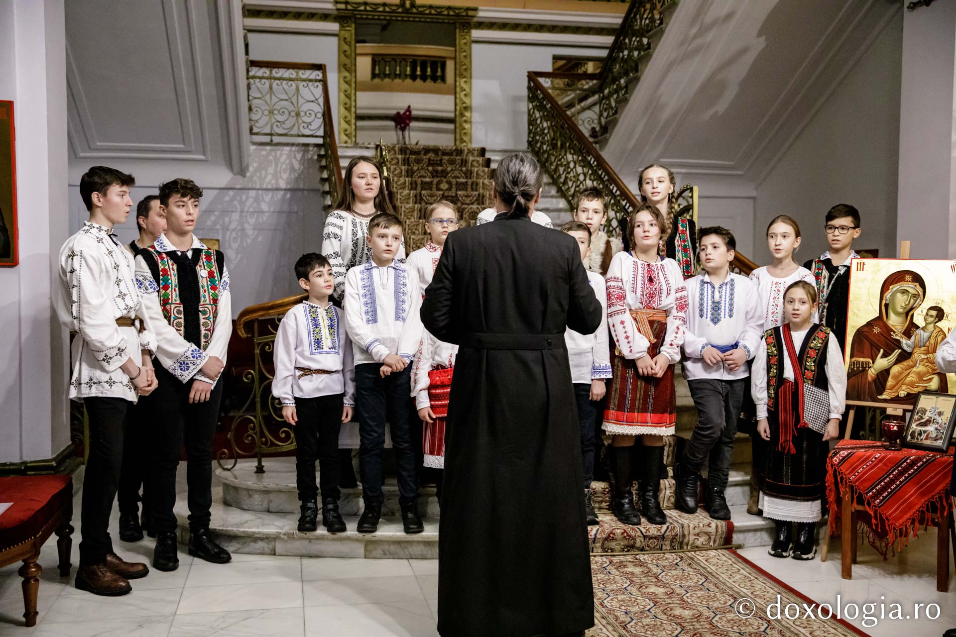 (Foto) Parohia „Sf. Dimitrie cel Nou” Bucium 2, Iași – Colindători la Reședința Mitropolitană 2022