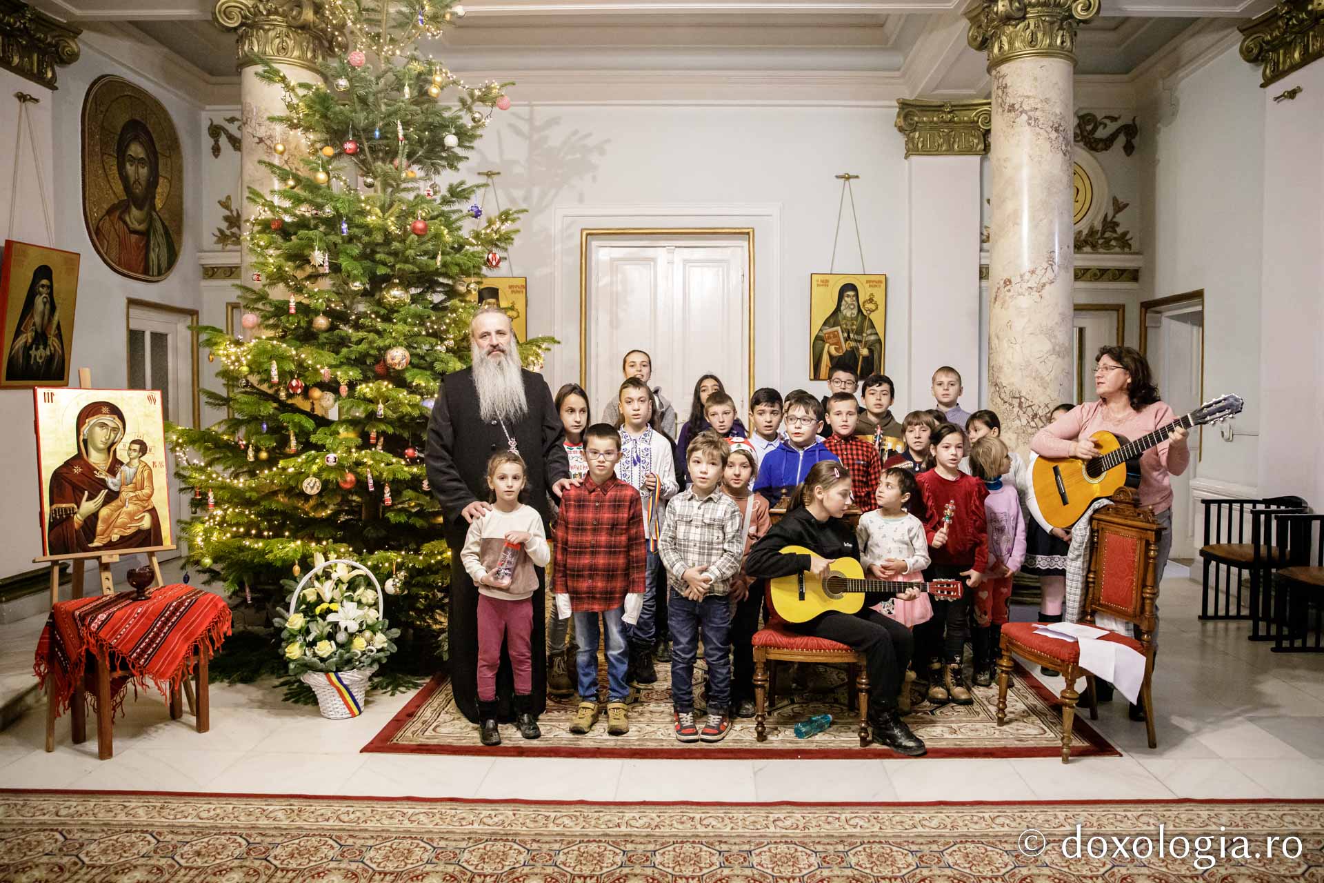 (Foto) Grupul de copii de la Centrul „Gustul Copilăriei” din Tomești – Colindători la Reședința Mitropolitană 2022