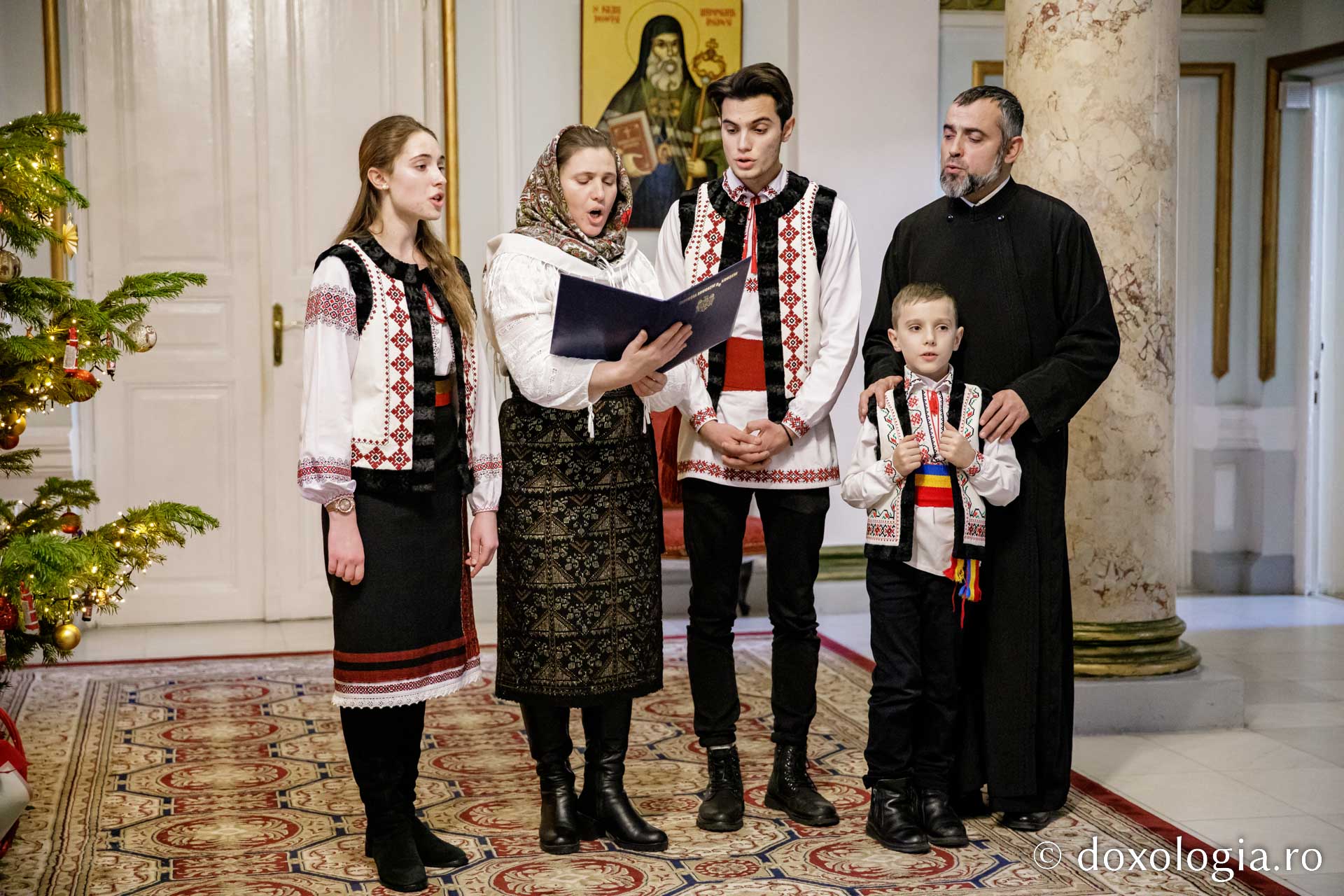 (Foto) Grup Dondușăni Basarabia – Colindători la Reședința Mitropolitană 2022