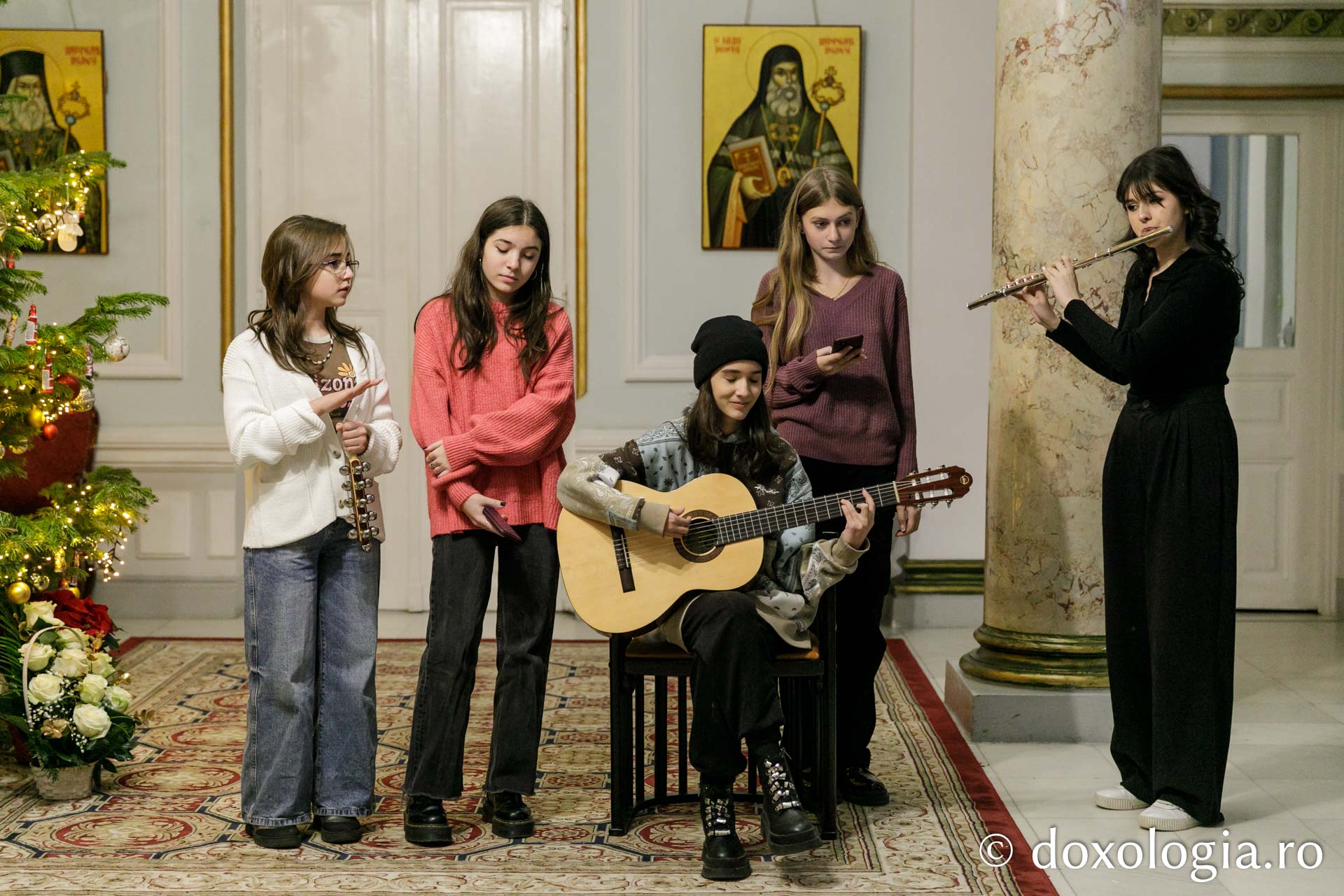 (Foto) Grup vocal-instrumental de la Colegiul Național de Artă „Octav Băncilă” din Iași – Colindători la Reședința Mitropolitană 2022