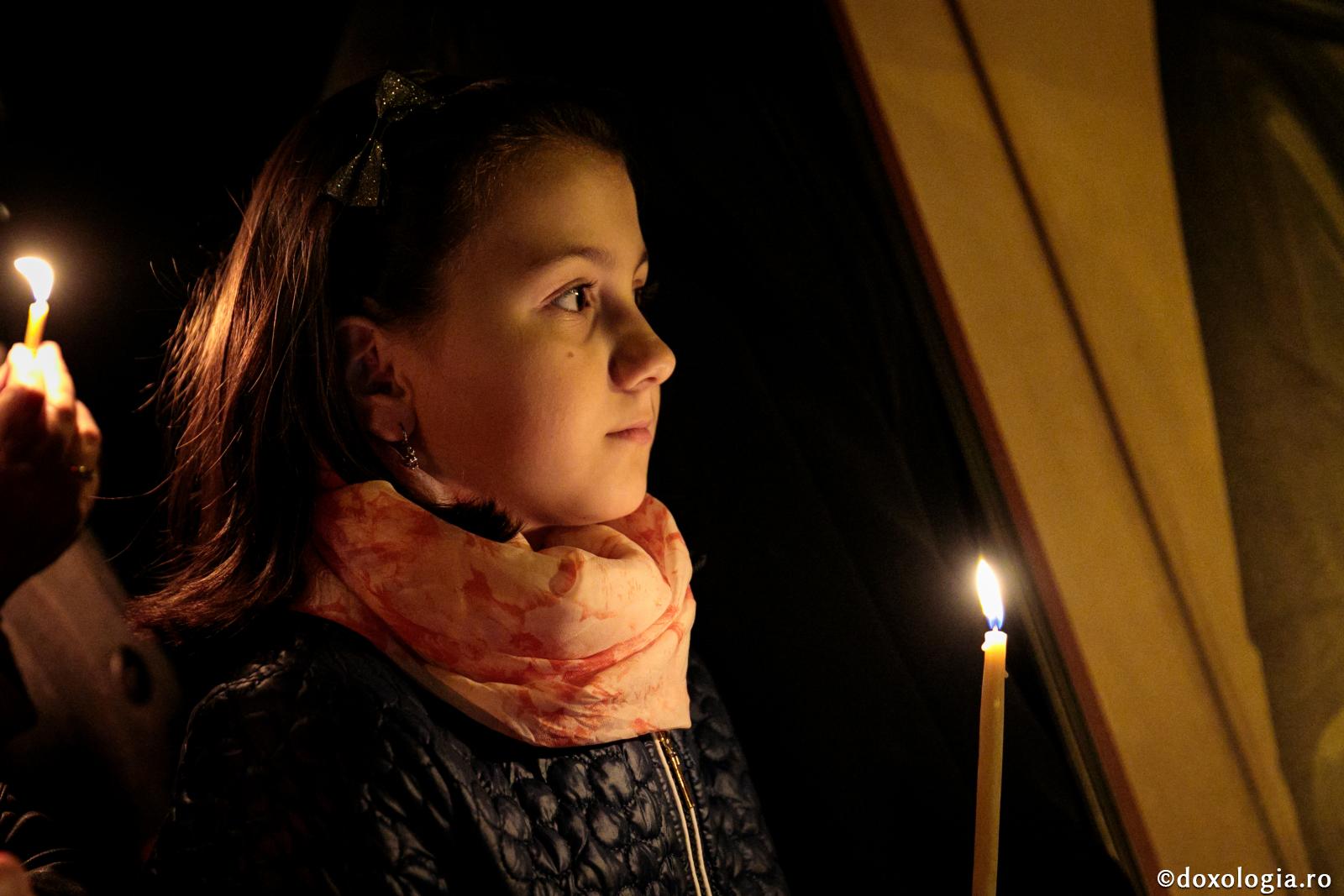 copilă cu lumânare aprinsă