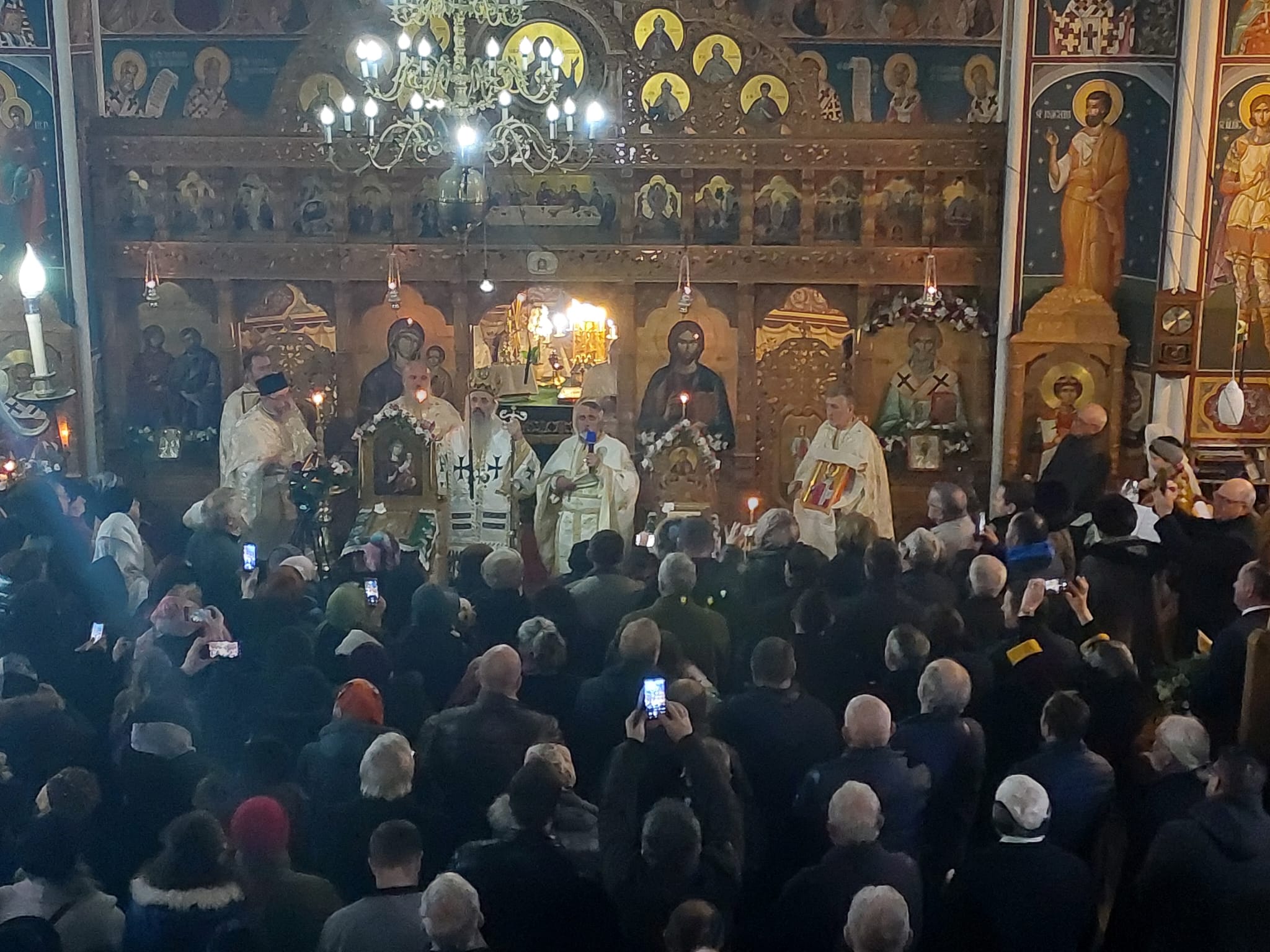 Slujbă arhierească la hramul Bisericii „Sfântul Spiridon” din Târgu Neamț