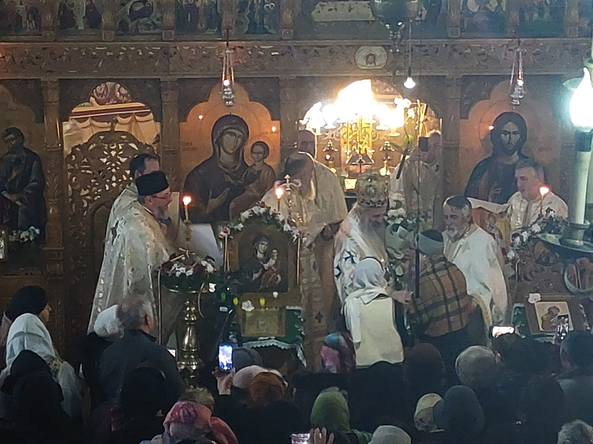 Slujbă arhierească la hramul Bisericii „Sfântul Spiridon” din Târgu Neamț