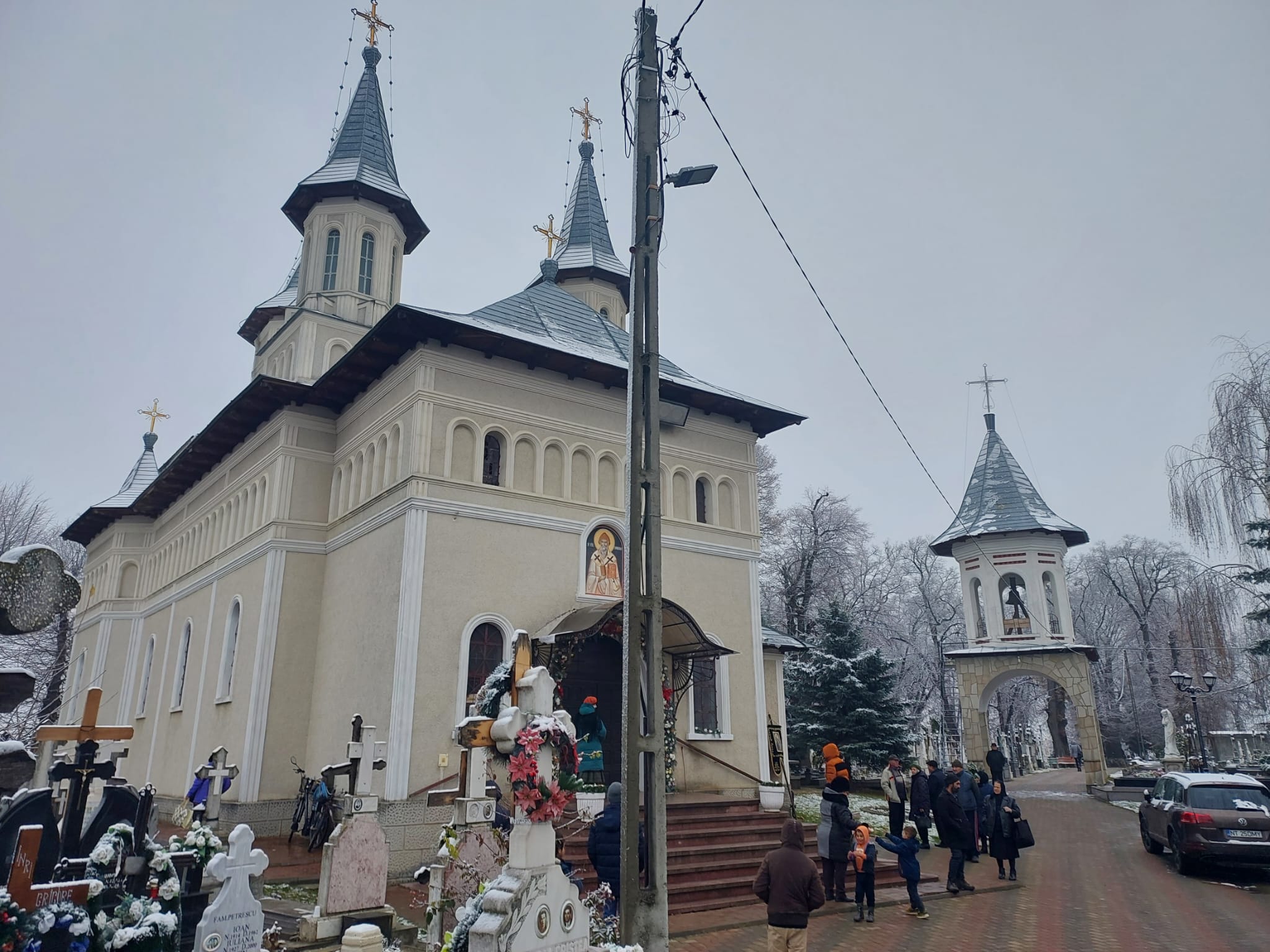 Slujbă arhierească la hramul Bisericii „Sfântul Spiridon” din Târgu Neamț