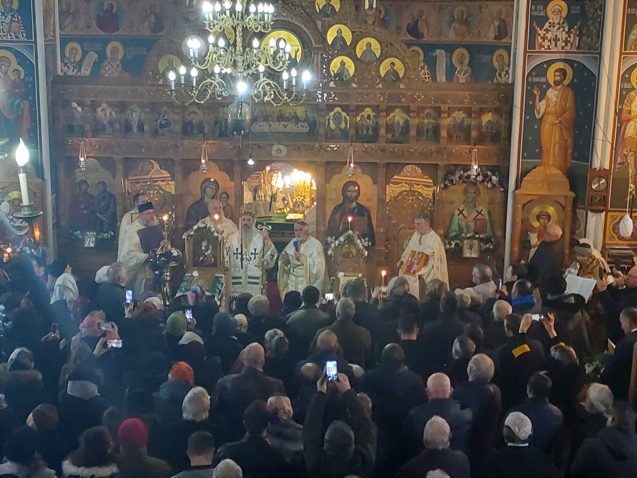 Slujbă arhierească la hramul Bisericii „Sfântul Spiridon” din Târgu Neamț