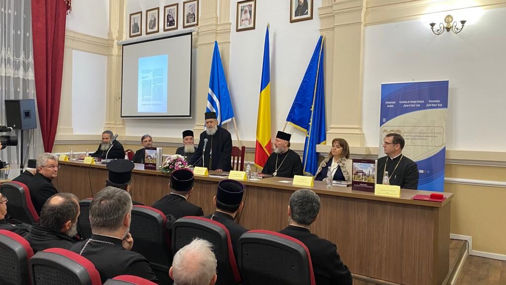 Foto: arhiepiscopiaaradului.ro Lansarea albumului „Paraclisul Facultății de Teologie Ortodoxă din Arad: spațiu liturgic-formativ si teologic-cultural”