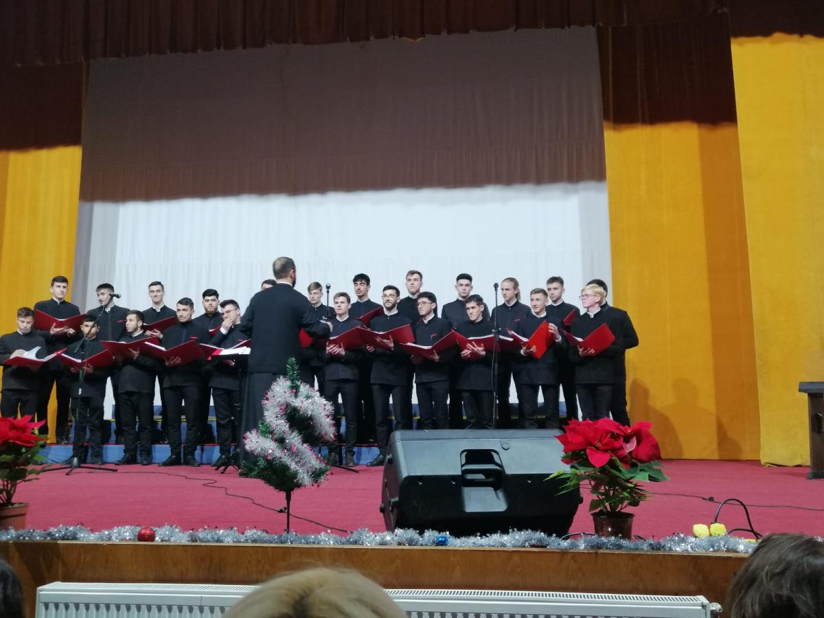Concerte de colinde ale corului Liceului Teologic „Episcop Melchisedec” din Roman