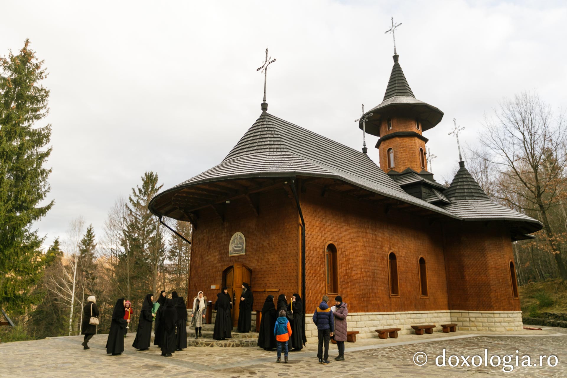 (Foto) Zi de har şi binecuvântare pentru obștea Mănăstirii Diaconești (Foto) Zi de har şi binecuvântare pentru obștea Mănăstirii Diaconești