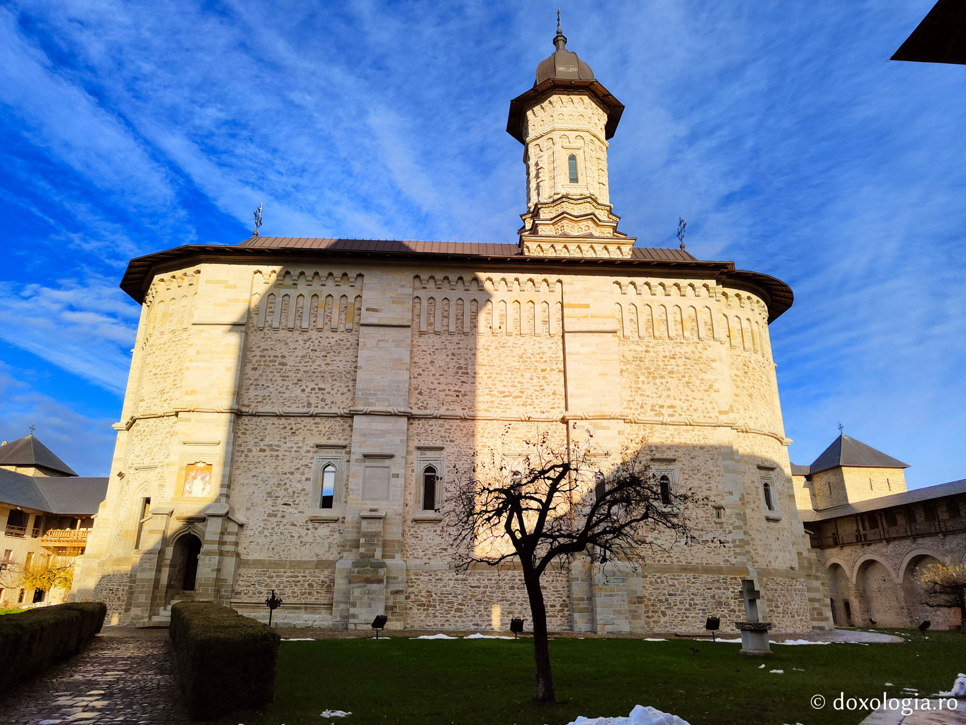 (Foto) Liniștea de la Mănăstirea Dragomirna