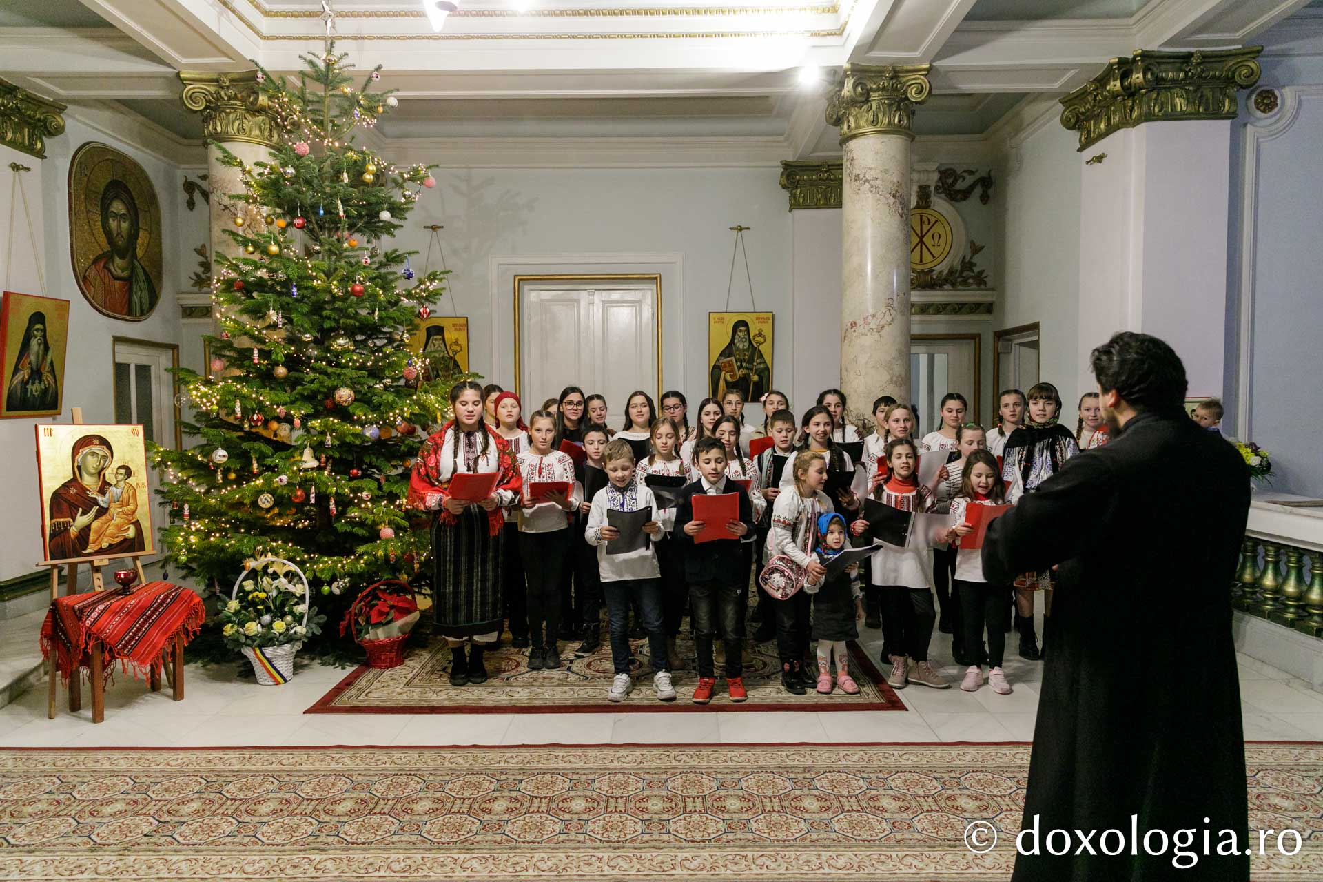 (Foto) Parohia Buhăieni – Colindători la Reședința Mitropolitană 2022