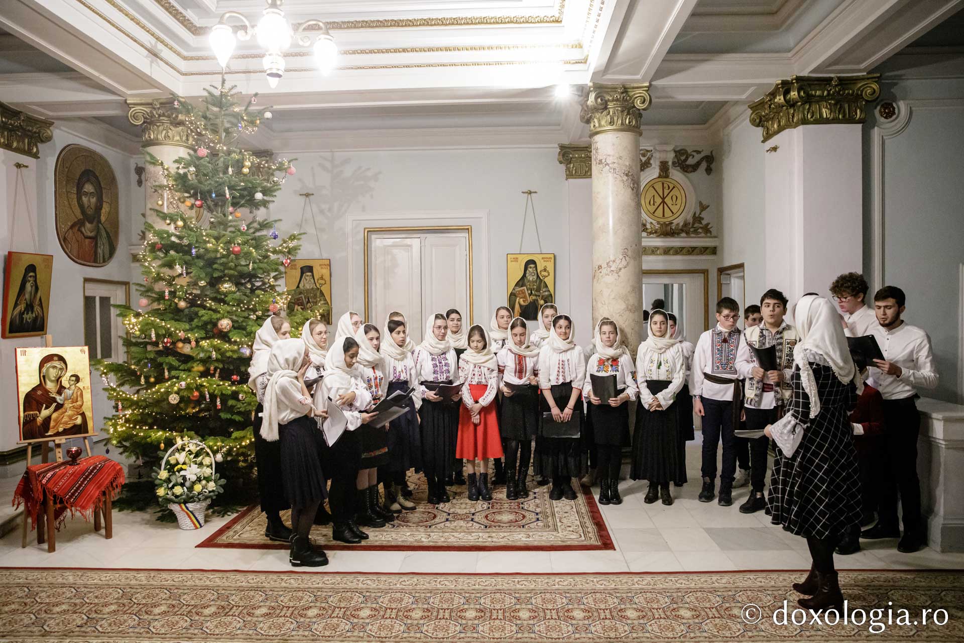 (Foto) Parohia Ceplenița – Colindători la Reședința Mitropolitană 2022