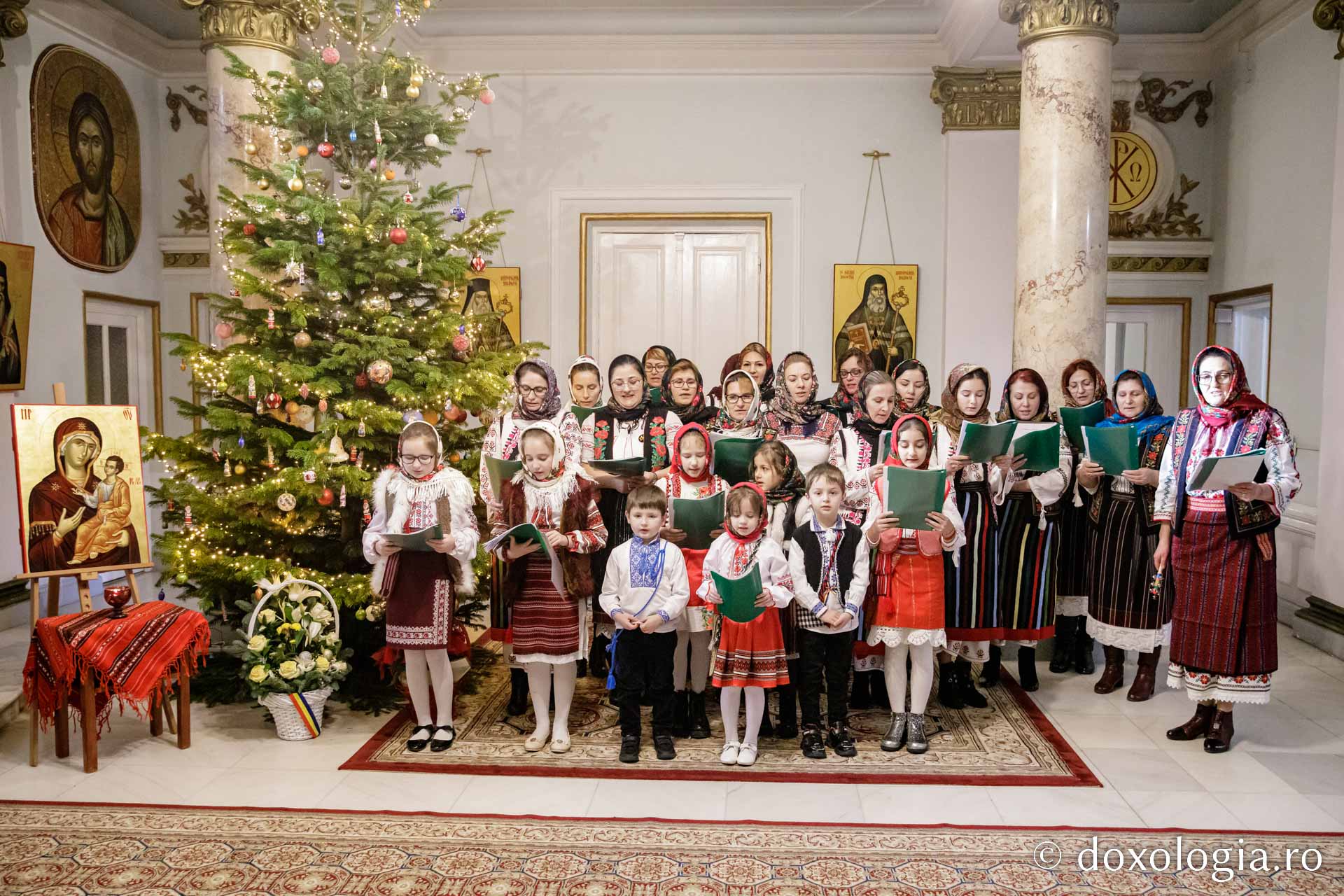 (Foto) Parohia Ciurea – Colindători la Reședința Mitropolitană 2022