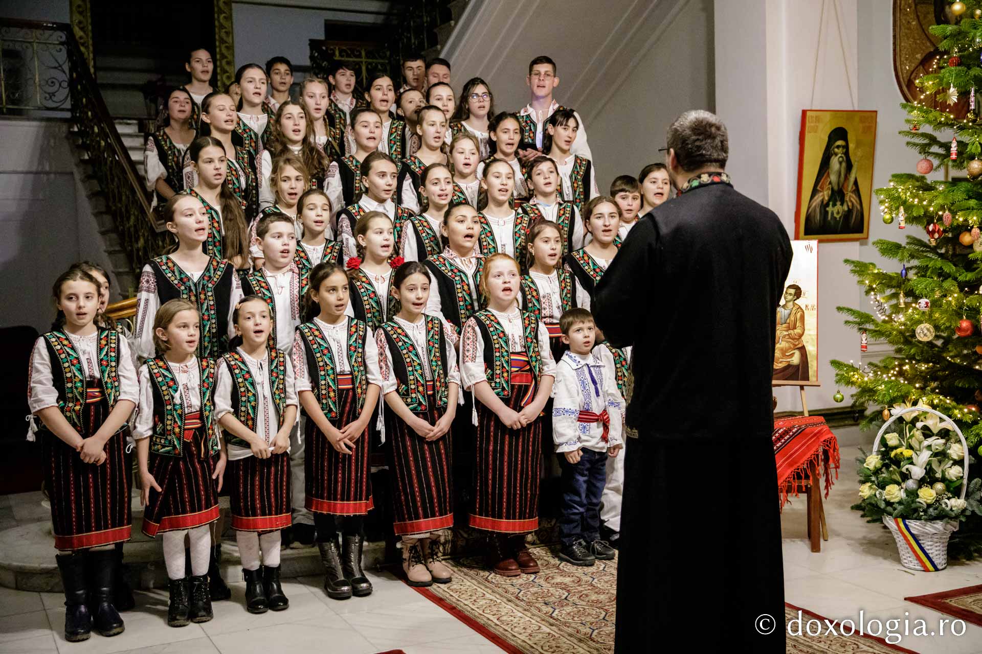 (Foto) Parohia Cozmești – Colindători la Reședința Mitropolitană 2022