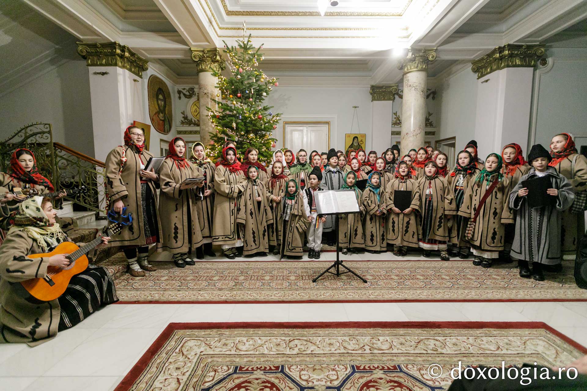 (Foto) Parohia Cristești-Pașcani – Colindători la Reședința Mitropolitană 2022