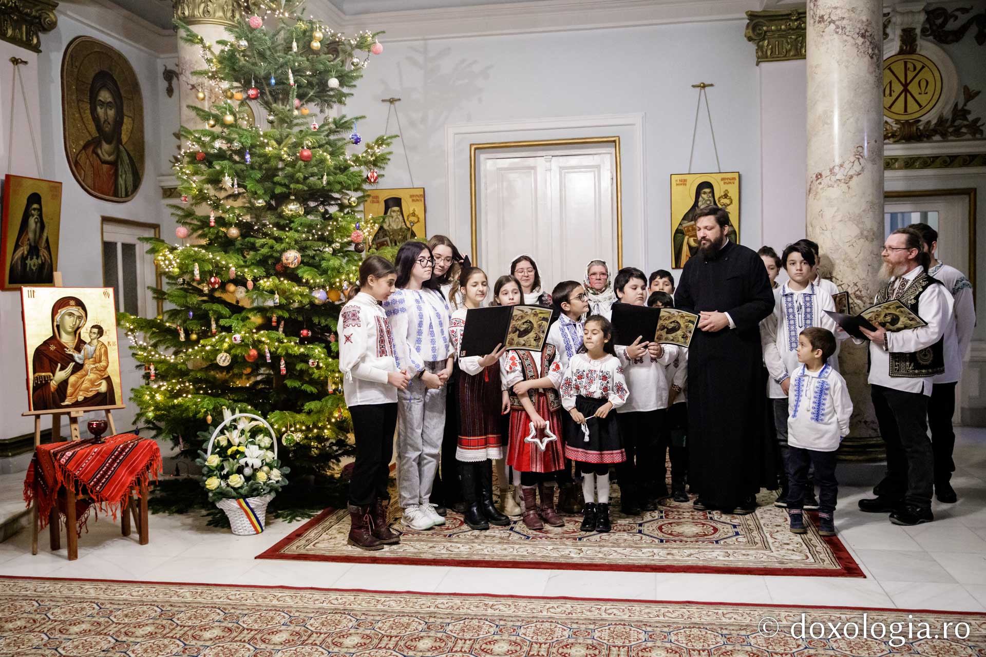 (Foto) Parohia Curagău – Colindători la Reședința Mitropolitană 2022