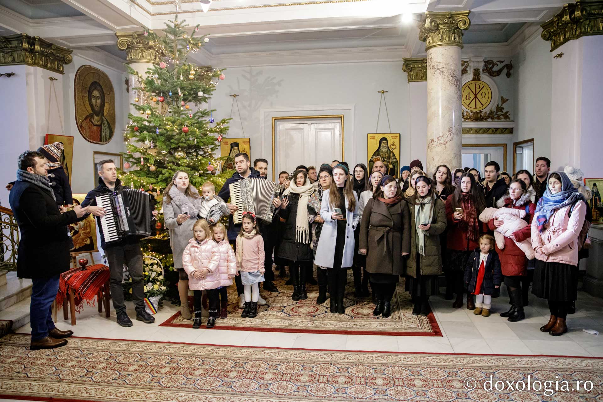 (Foto) Parohia Curelari – Colindători la Reședința Mitropolitană 2022