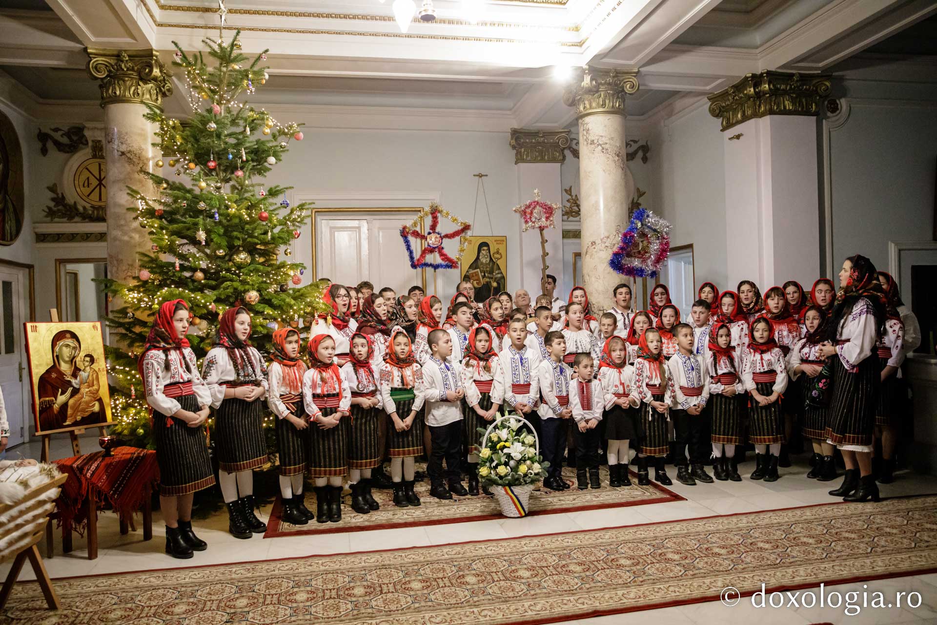 (Foto) Parohia Feredeni – Colindători la Reședința Mitropolitană 2022