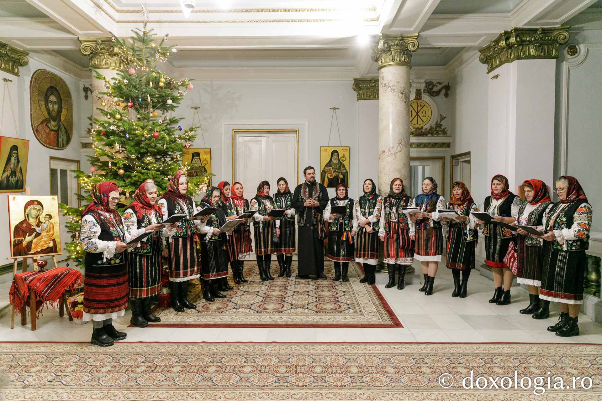 (Foto) Parohia Focuri – Colindători la Reședința Mitropolitană 2022