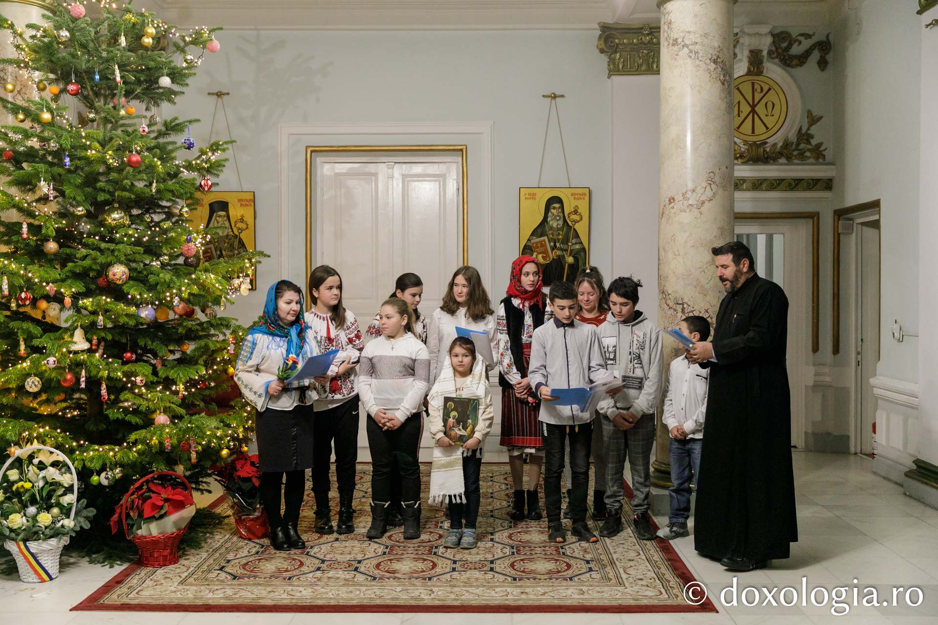 (Foto) Parohia Ghelăiești – Colindători la Reședința Mitropolitană 2022