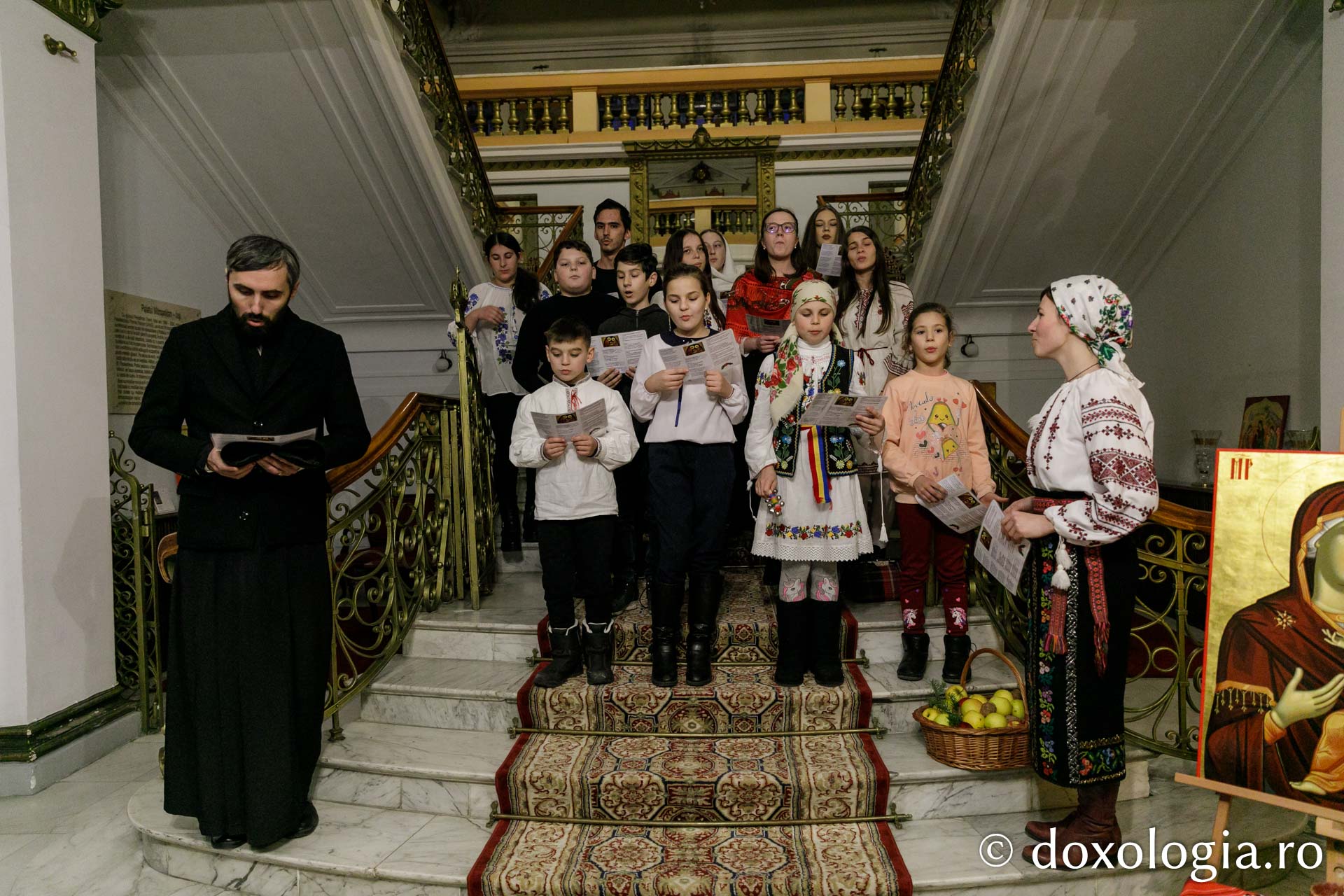 (Foto) Parohia Isaia – Colindători la Reședința Mitropolitană 2022