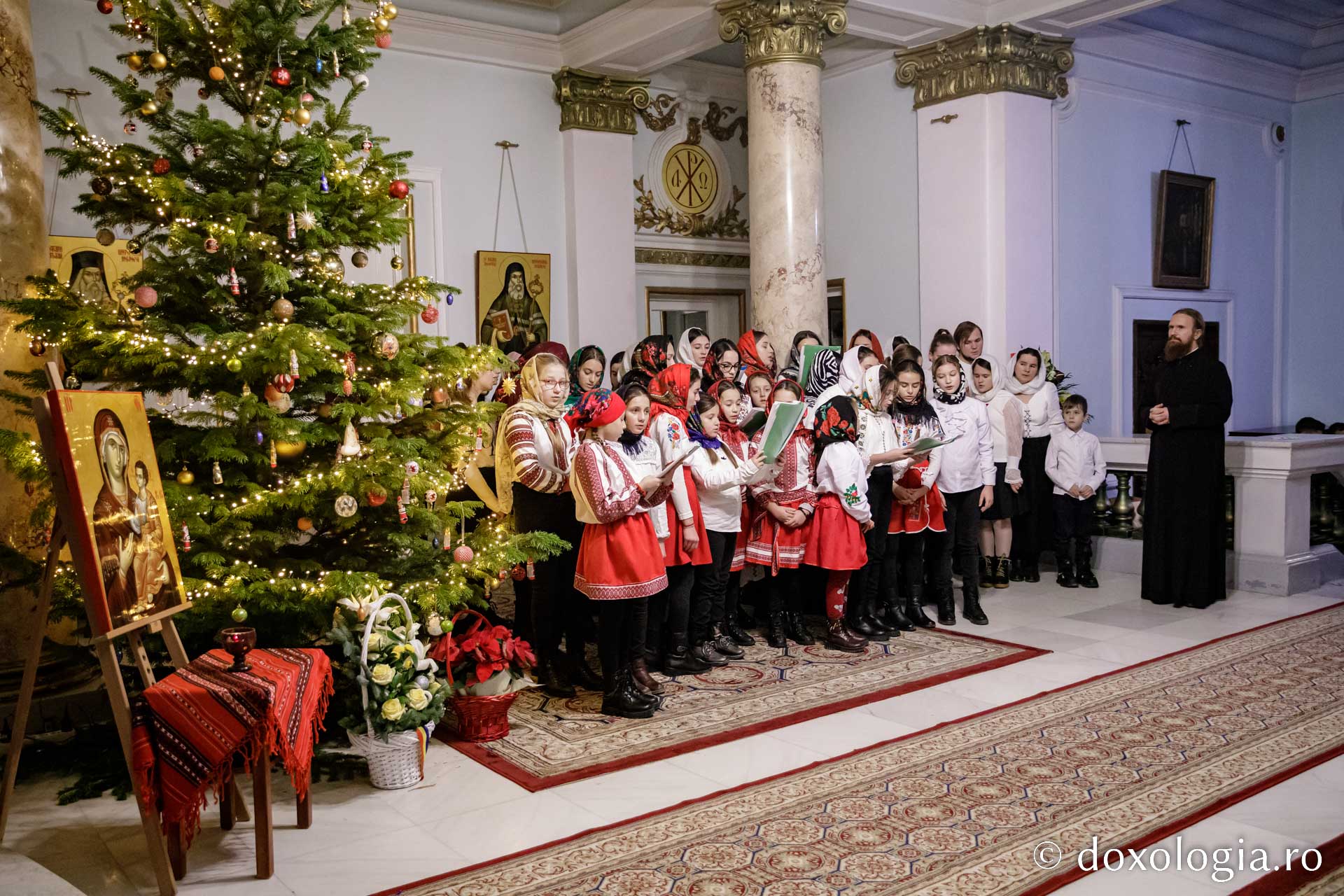 (Foto) Parohia Liteni – Colindători la Reședința Mitropolitană 2022