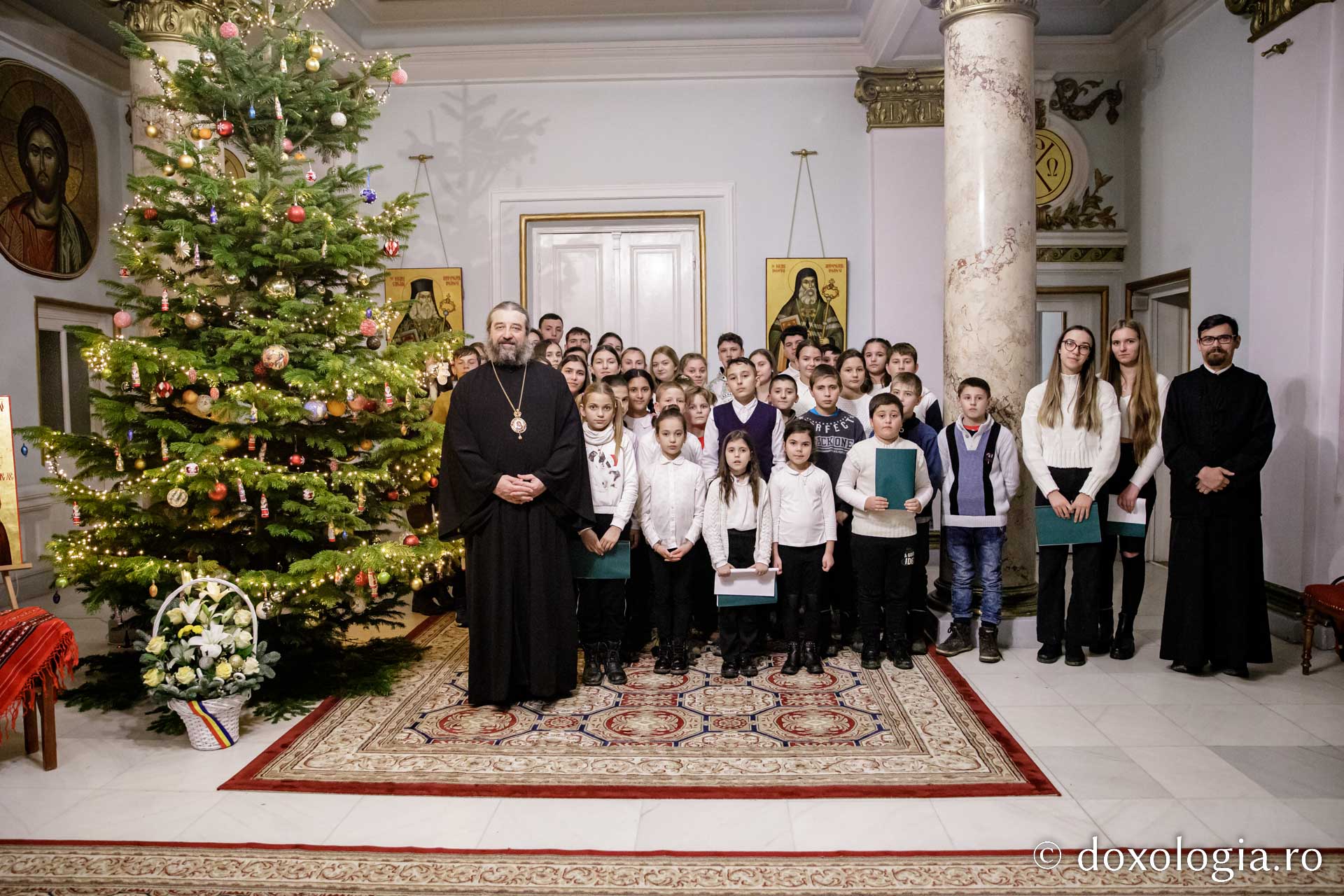 (Foto) Parohia Lupăria – Colindători la Reședința Mitropolitană 2022