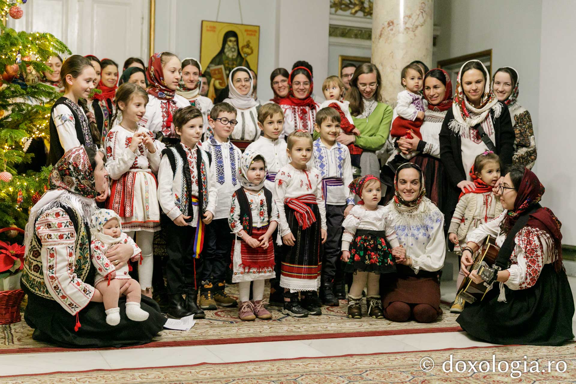 (Foto) Paraclicul mitropolitan Metocul Maicilor – Colindători la Reședința Mitropolitană 2022