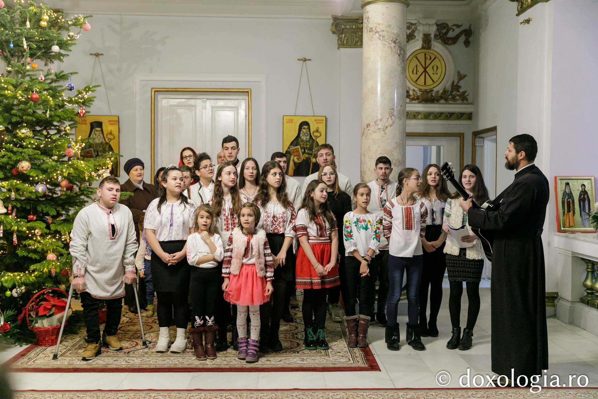 (Foto) Parohia Moimești – Colindători la Reședința Mitropolitană 2022