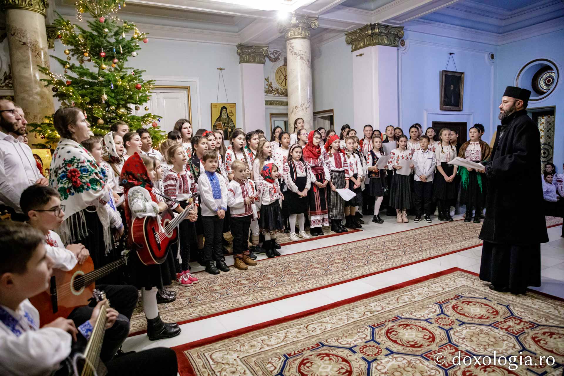 (Foto) Parohia Rădeni, județul Neamț – Colindători la Reședința Mitropolitană 2022