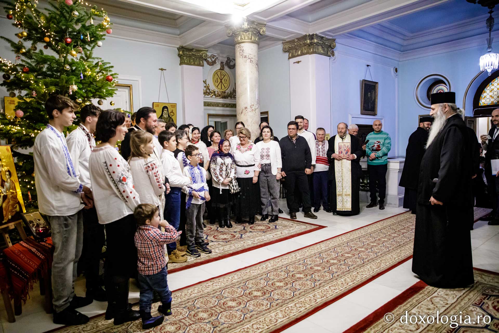 (Foto) Parohia „Sf. Iosif” Rediu – Colindători la Reședința Mitropolitană 2022