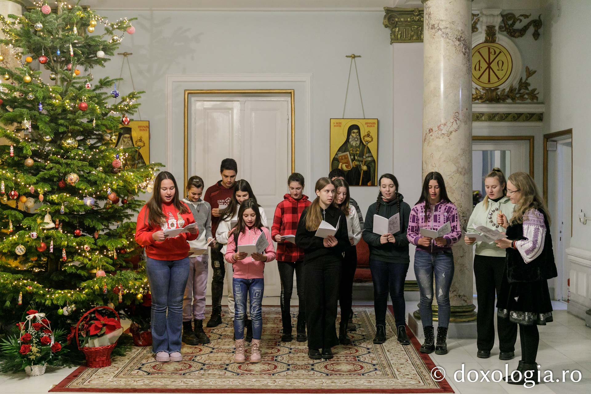 (Foto) Parohia Satu Nou–Șcheia – Colindători la Reședința Mitropolitană 2022